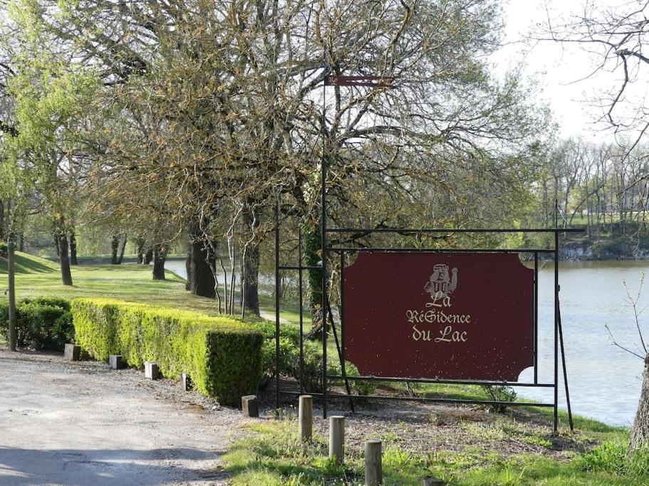 Charmant Appartement Avec Piscine. Monflanquin Bagian luar foto